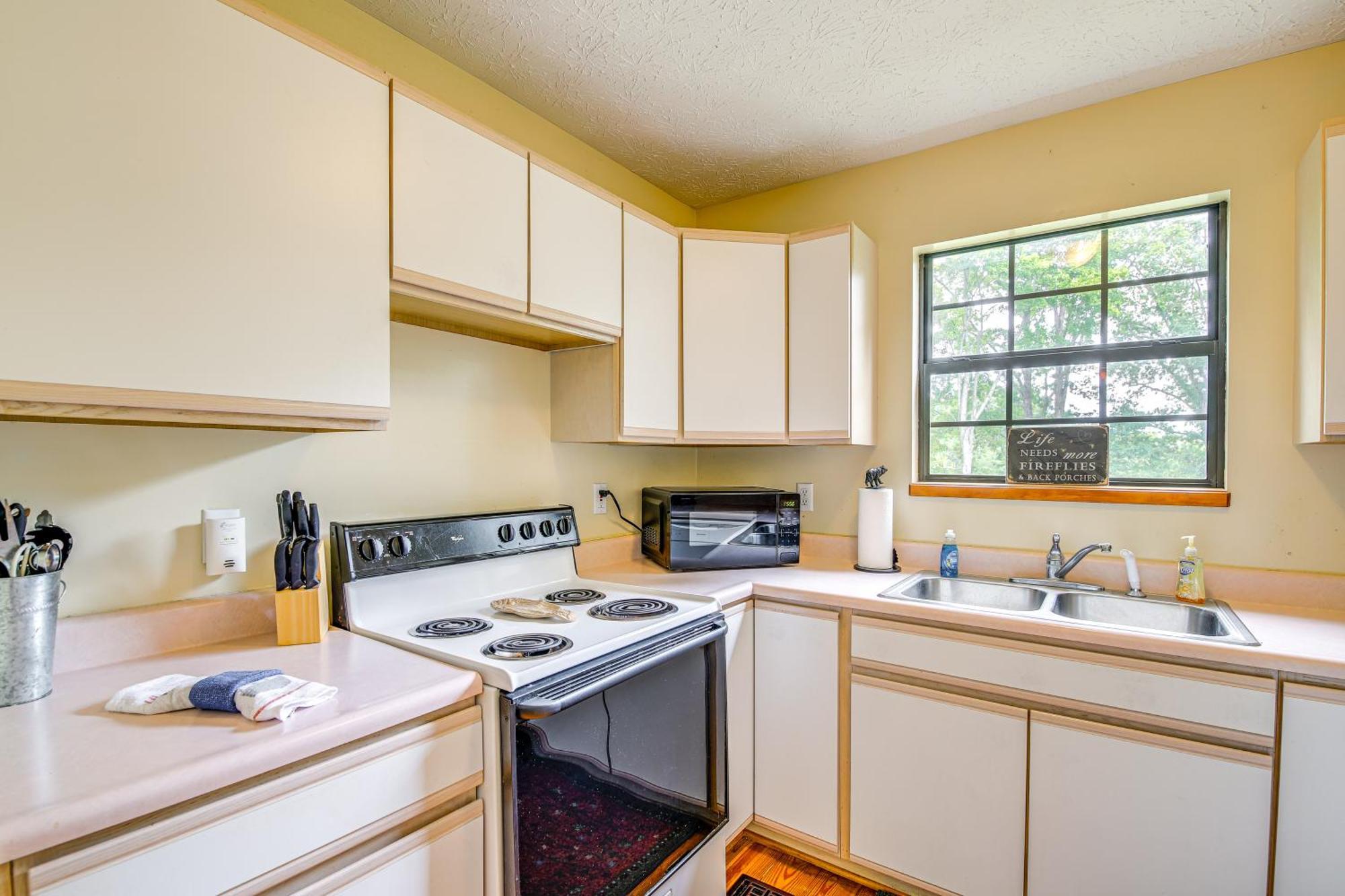 Pet-Friendly Sevierville Rental With Private Hot Tub Exterior photo